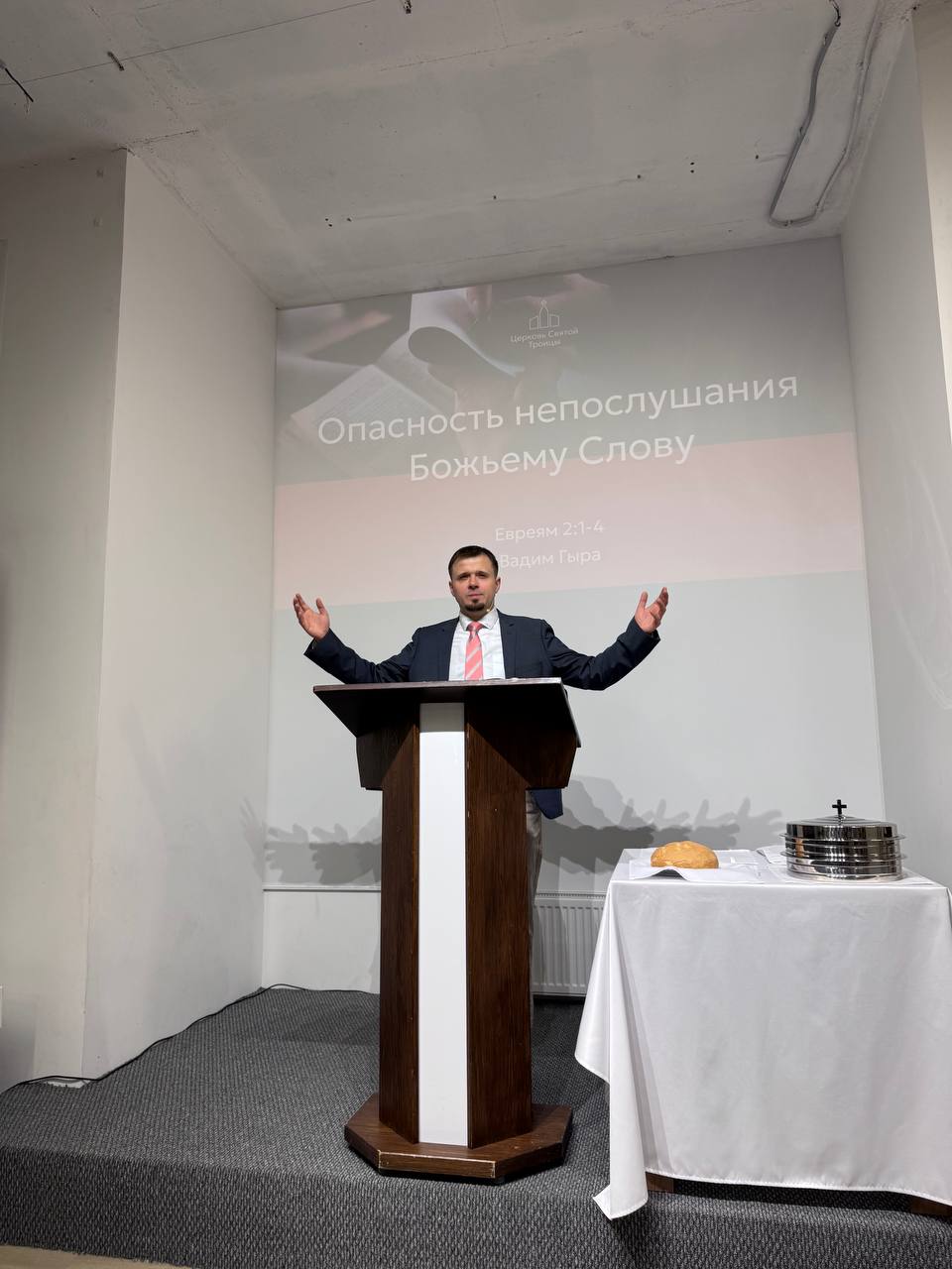 Проповедник во время богослужения